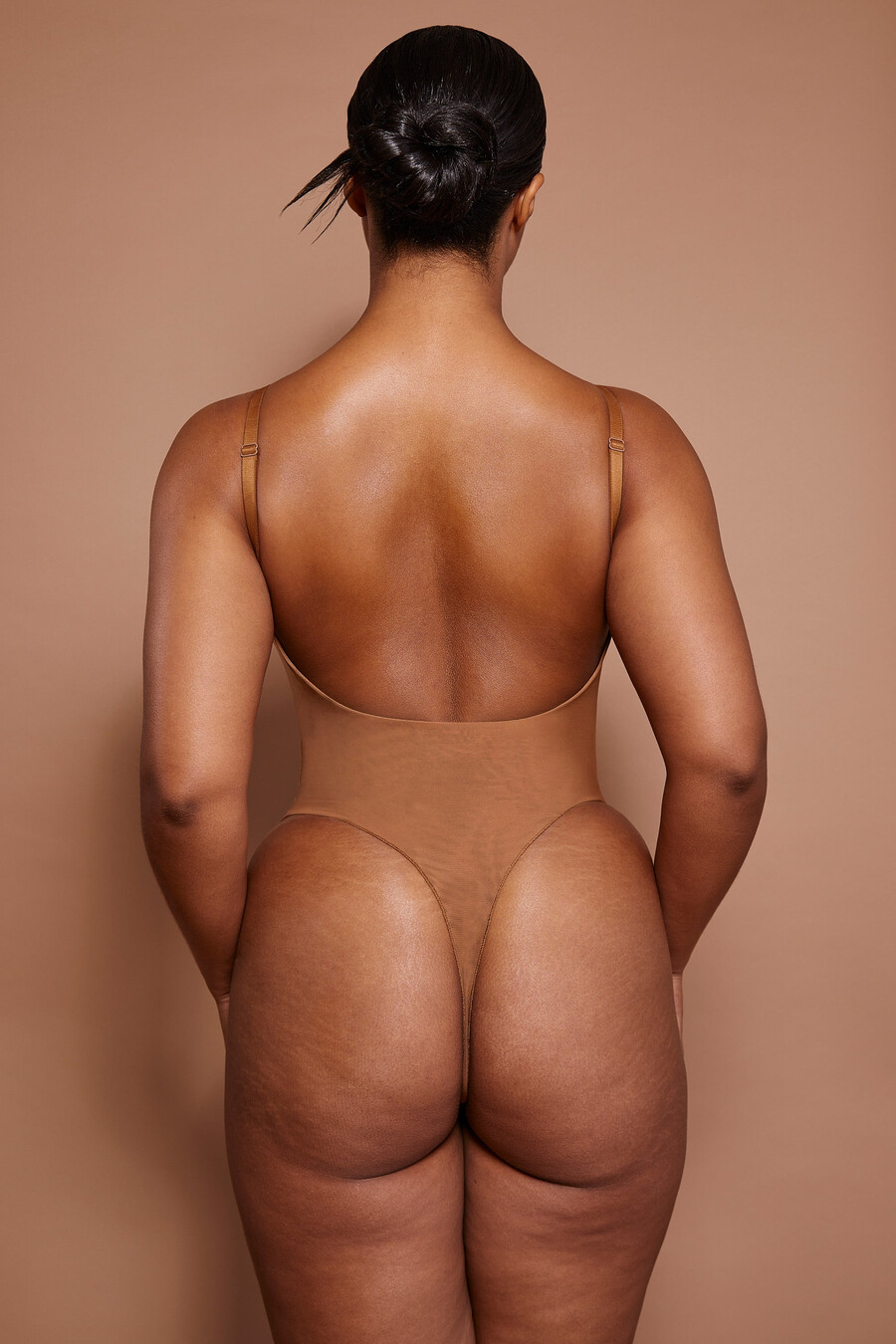 body de malha macia na cor amêndoa