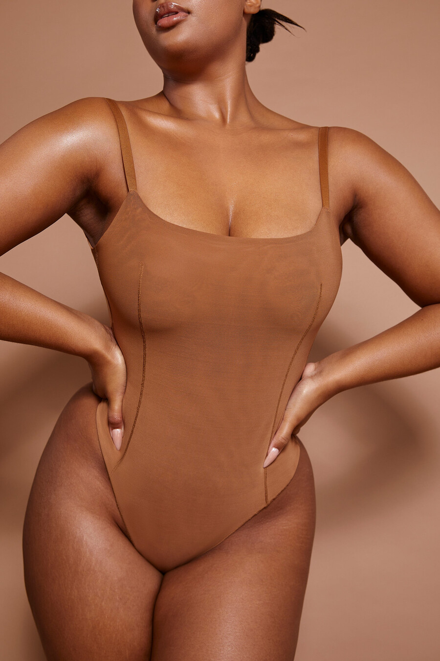 body de malha macia na cor amêndoa