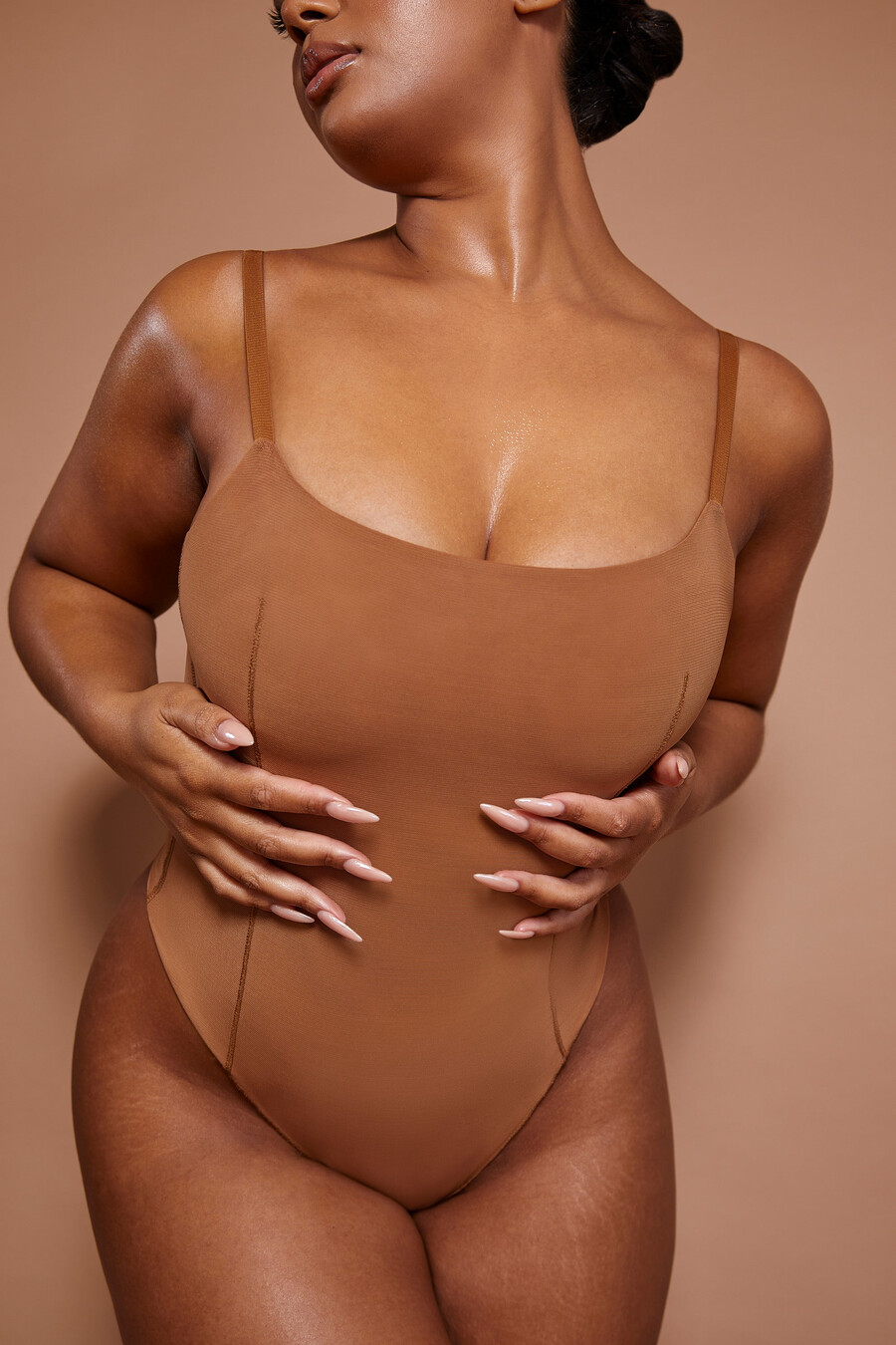 body de malha macia na cor amêndoa
