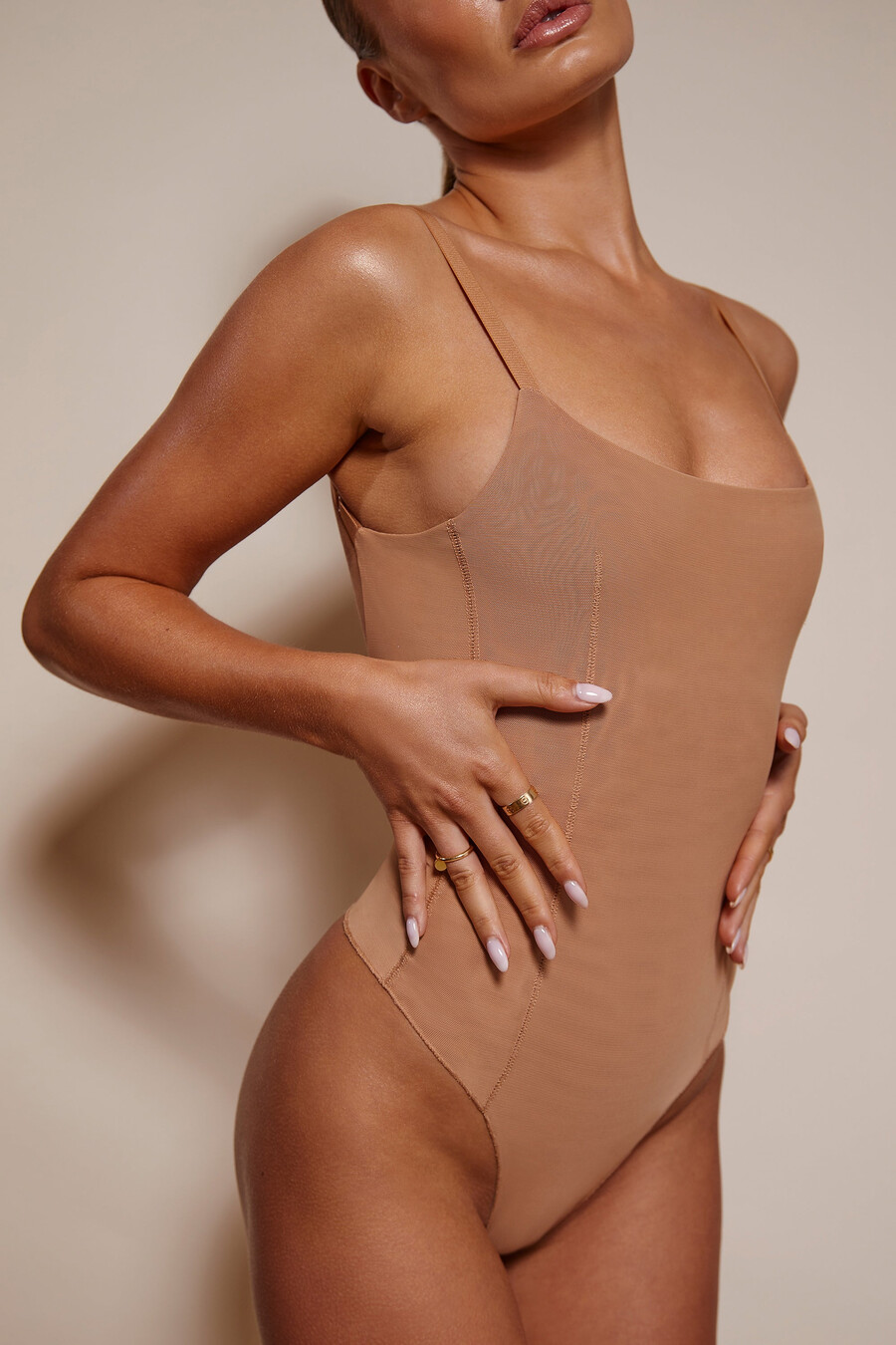 body de malha macia na cor mel
