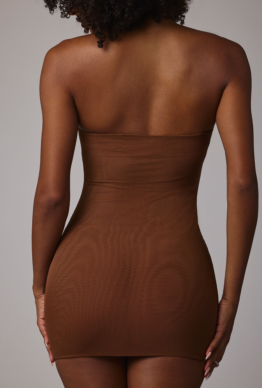 vestido curto de alças finas em tule macio na cor mocha.