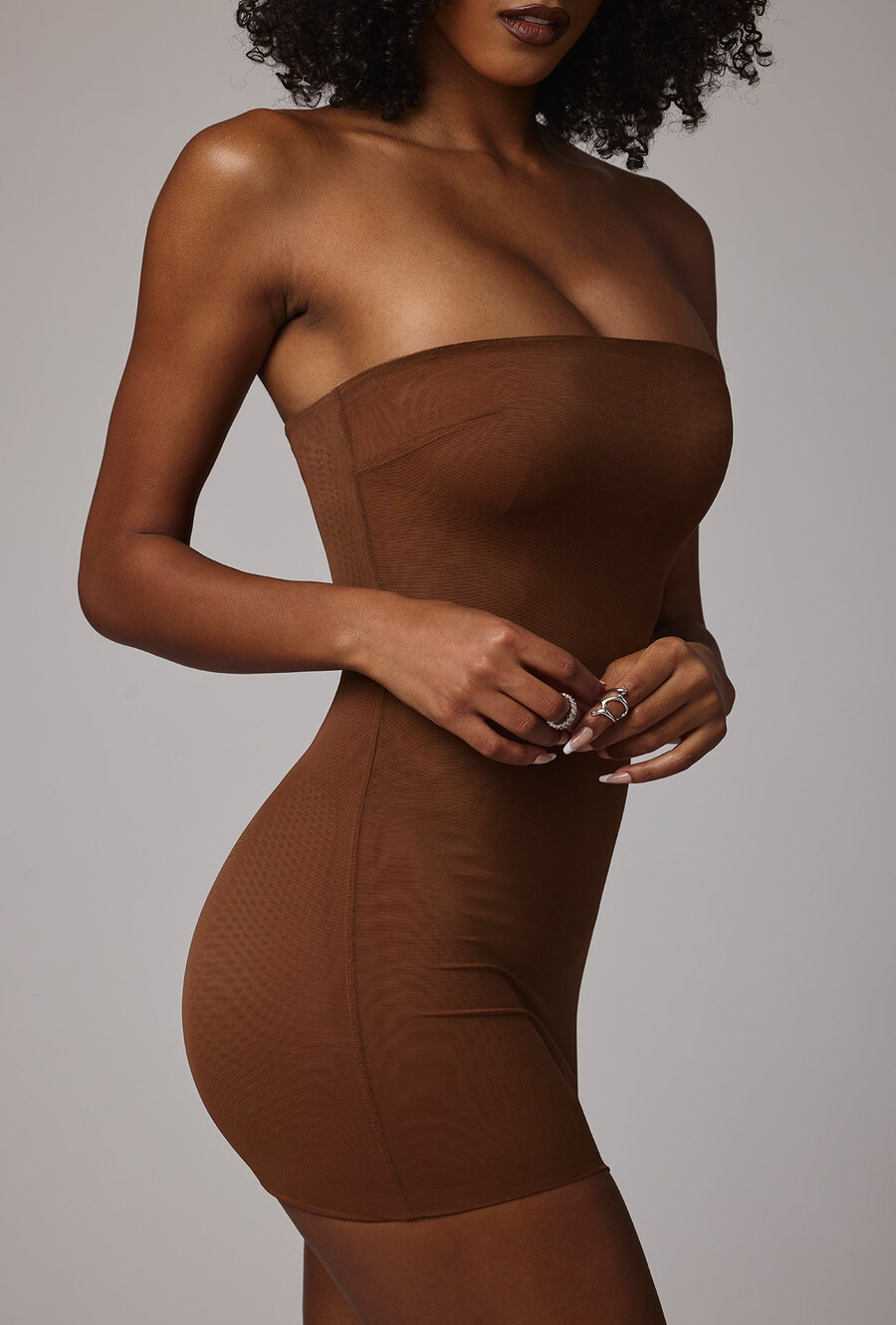 vestido curto de alças finas em tule macio na cor mocha.