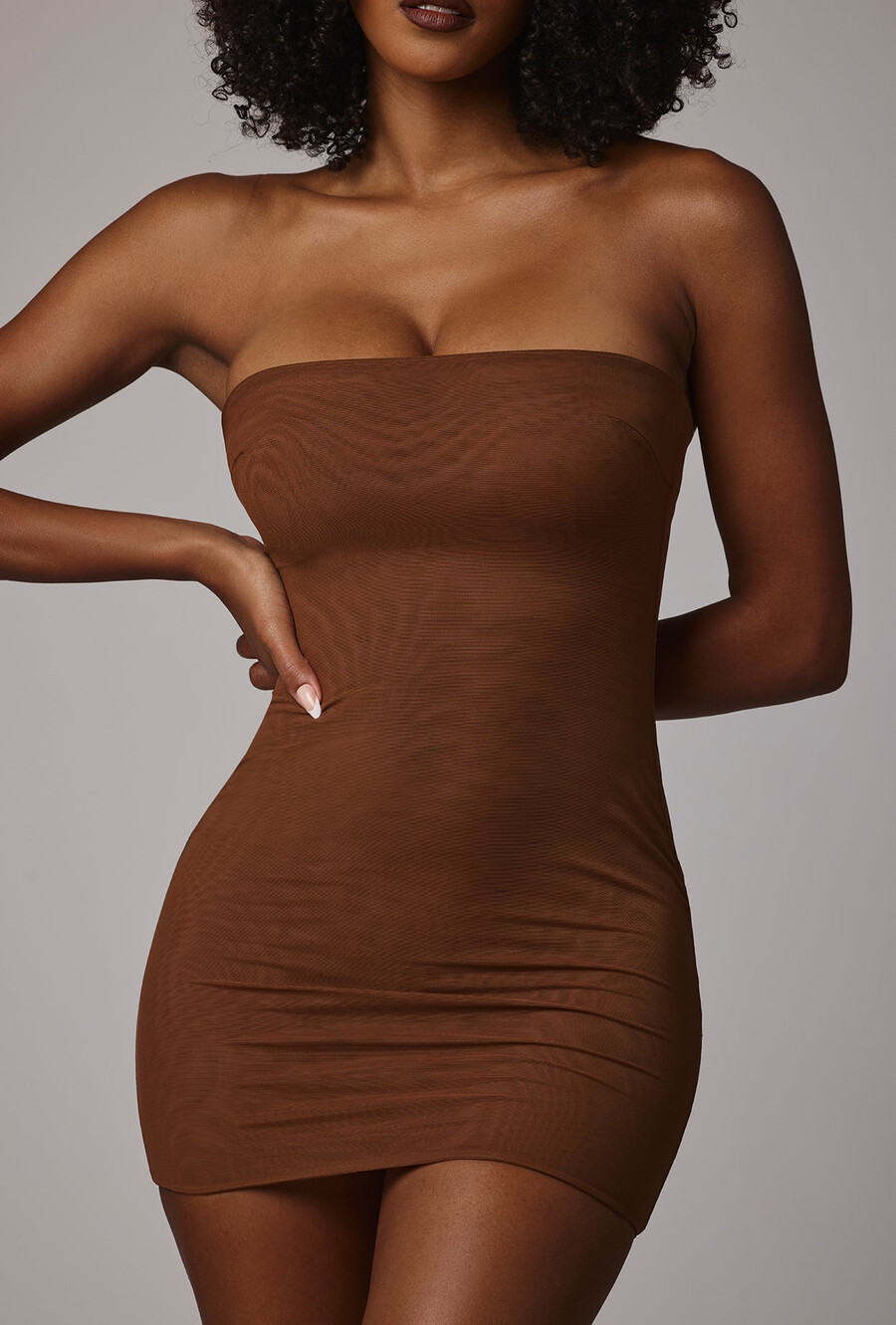vestido curto de alças finas em tule macio na cor mocha.