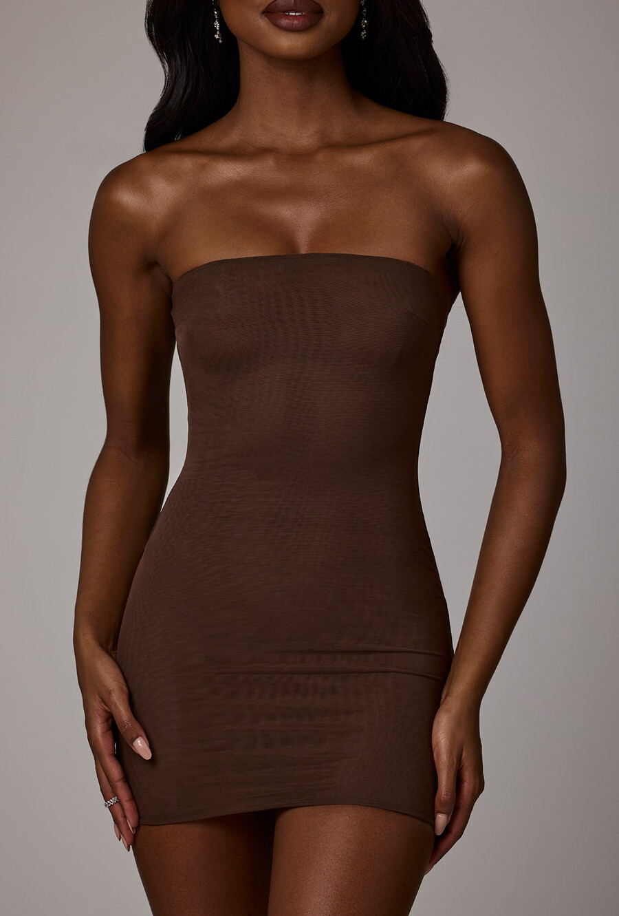 vestido curto de alças finas em malha macia na cor cacau escuro.