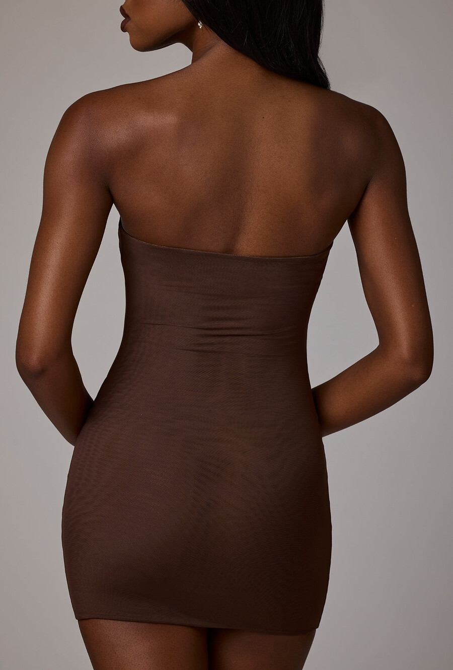 vestido curto de alças finas em malha macia na cor cacau escuro.