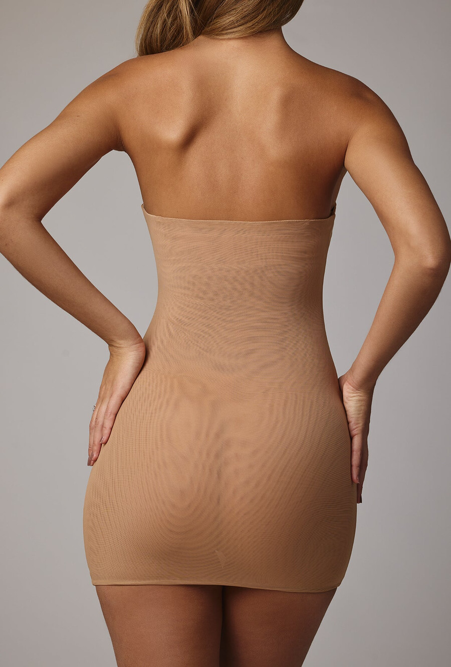 vestido curto de alças finas em malha macia na cor amêndoa