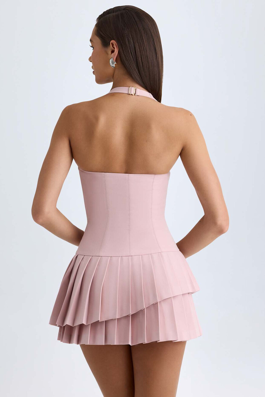 vestido curto assimétrico com decote halter em camadas na cor rosa malva.