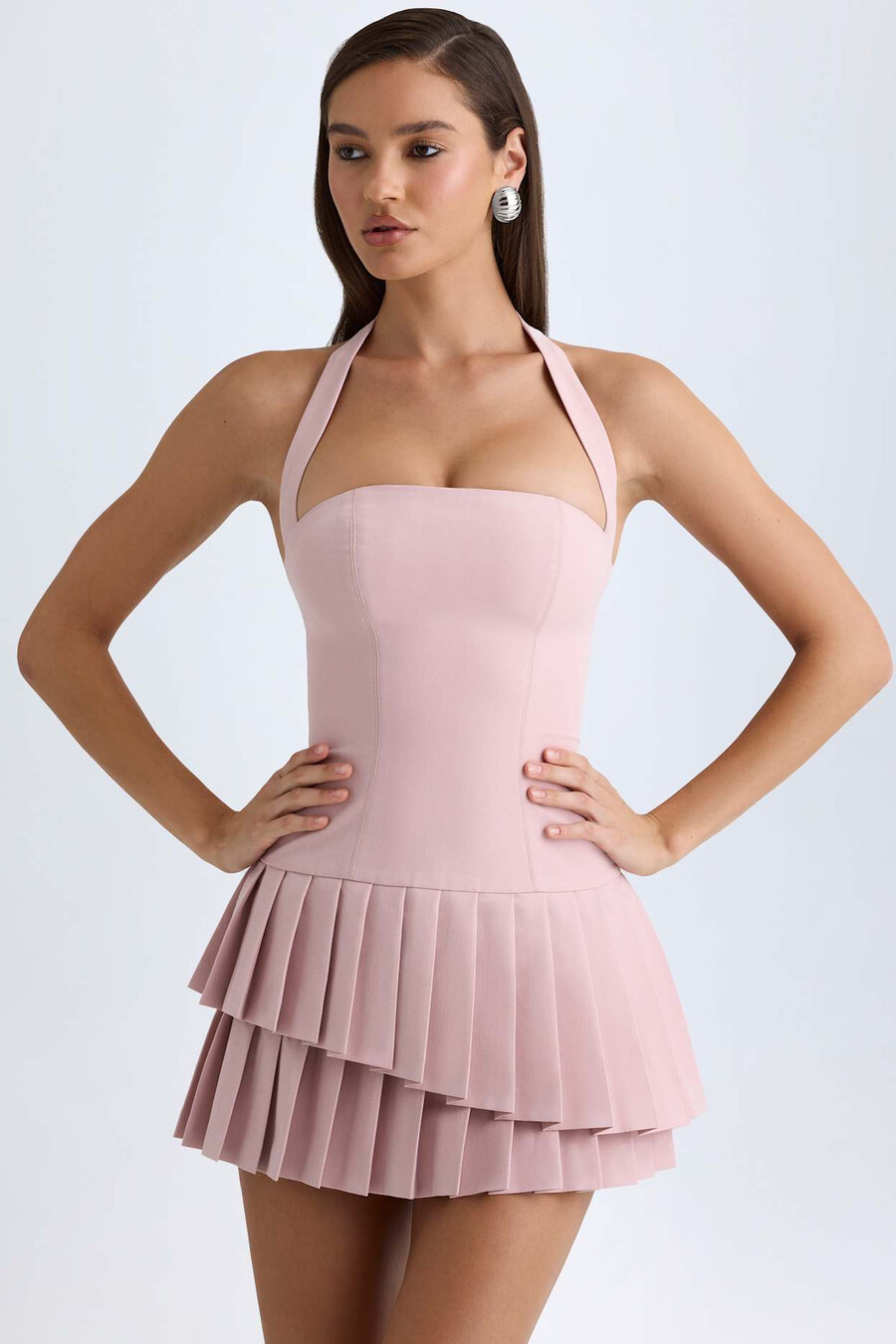 vestido curto assimétrico com decote halter em camadas na cor rosa malva.