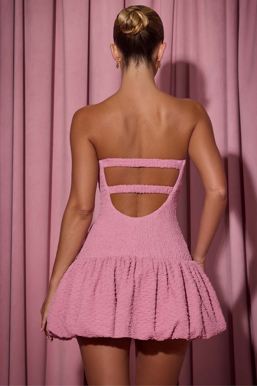 vestido curto corset com barra balonê e recortes na cor rosa antigo
