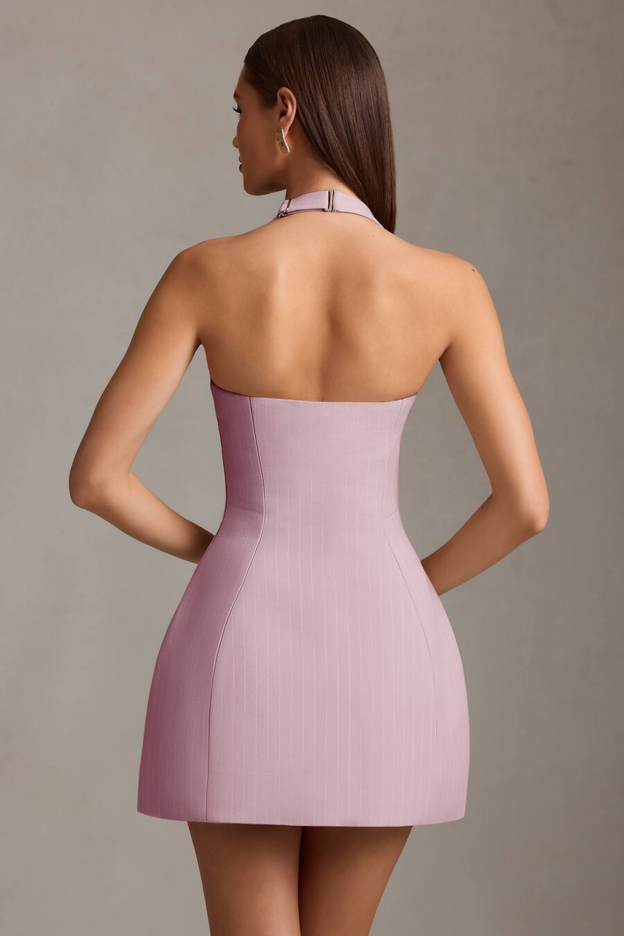 vestido curto estruturado em linha a com decote halter e risca de giz na cor malva.