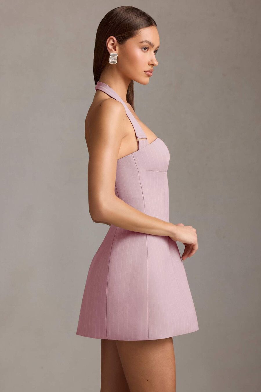 vestido curto estruturado em linha a com decote halter e risca de giz na cor malva.