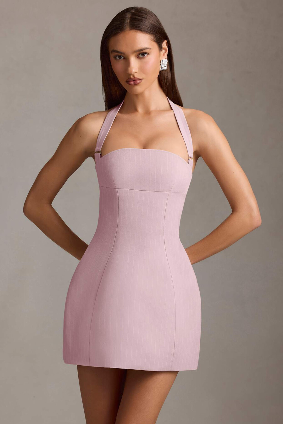 vestido curto estruturado em linha a com decote halter e risca de giz na cor malva.
