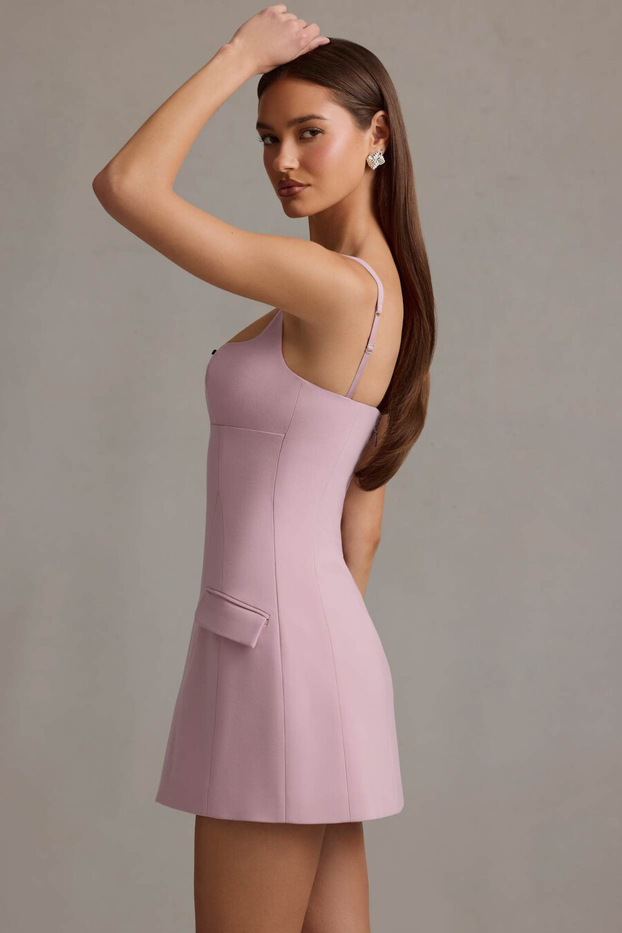 vestido curto evasê estruturado com recortes na cor malva.