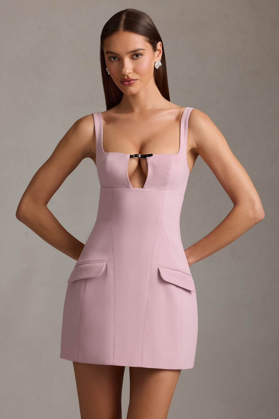 vestido curto evasê estruturado com recortes na cor malva.