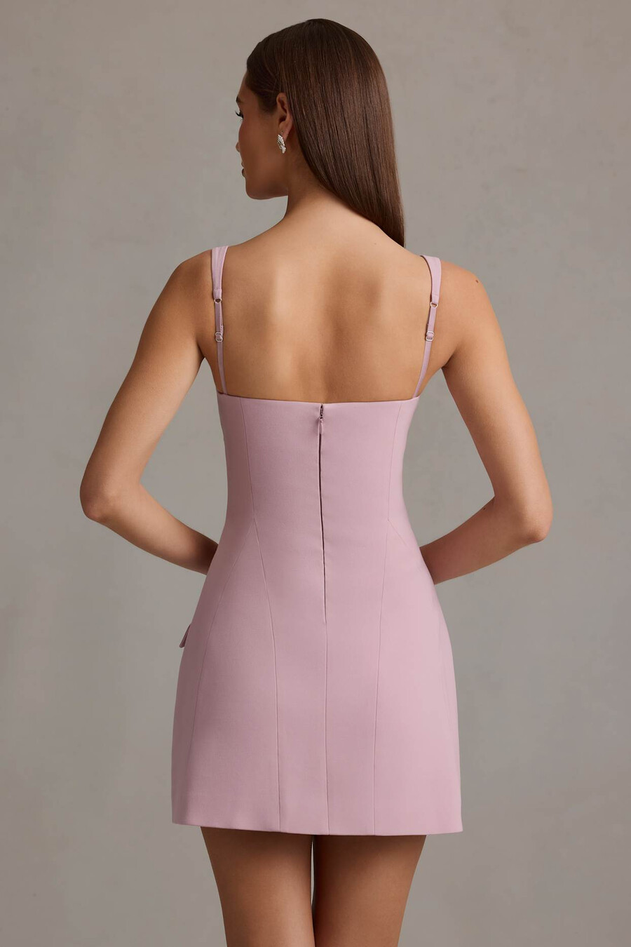 vestido curto evasê estruturado com recortes na cor malva.
