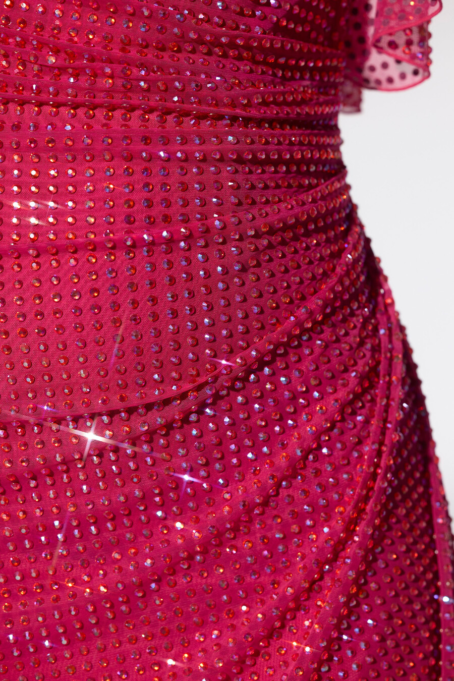vestido mini estilo caftan com corpete bordado em rosa choque