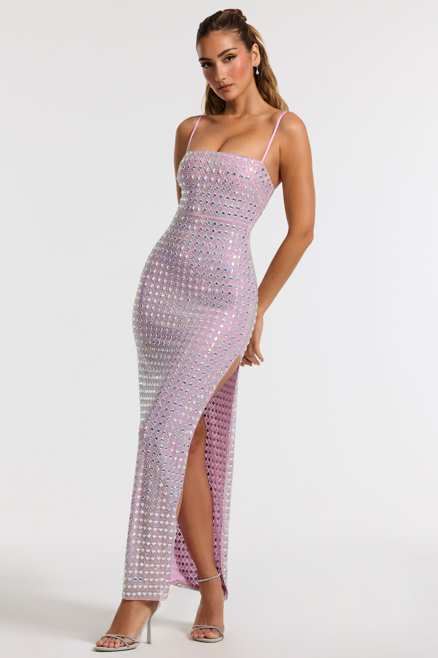 vestido de noite lilás com decote quadrado bordado.