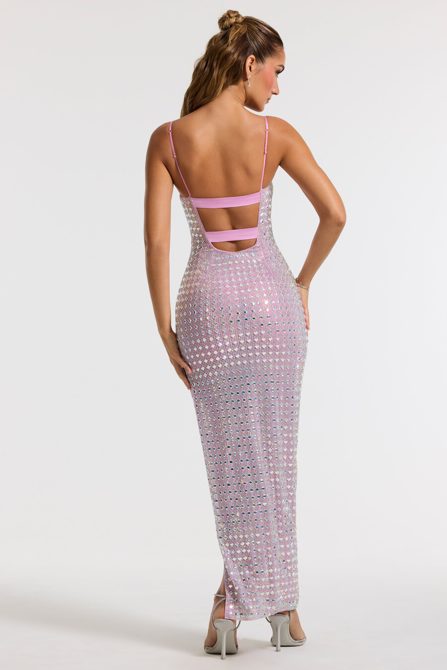 vestido de noite lilás com decote quadrado bordado.