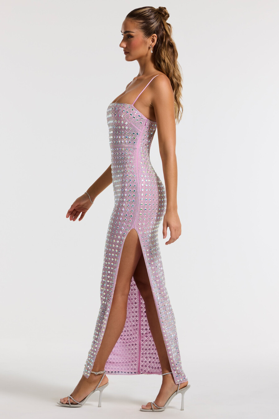 vestido de noite lilás com decote quadrado bordado.
