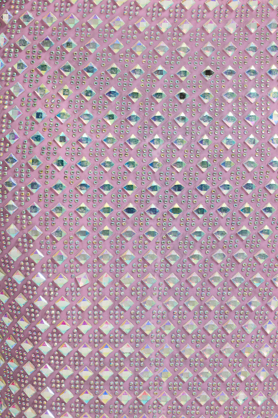 vestido de noite lilás com decote quadrado bordado.