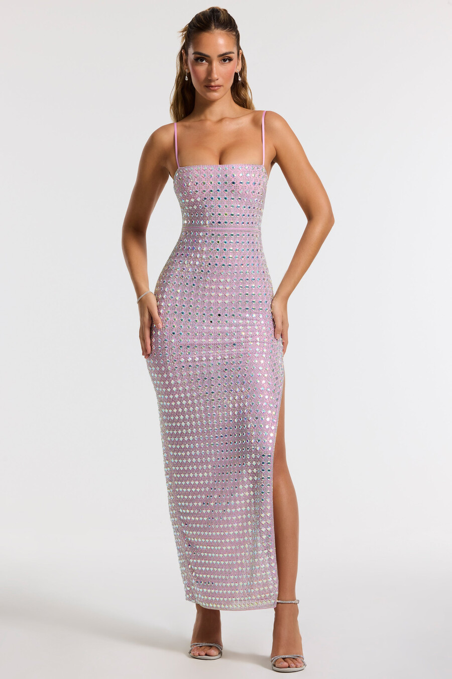 vestido de noite lilás com decote quadrado bordado.