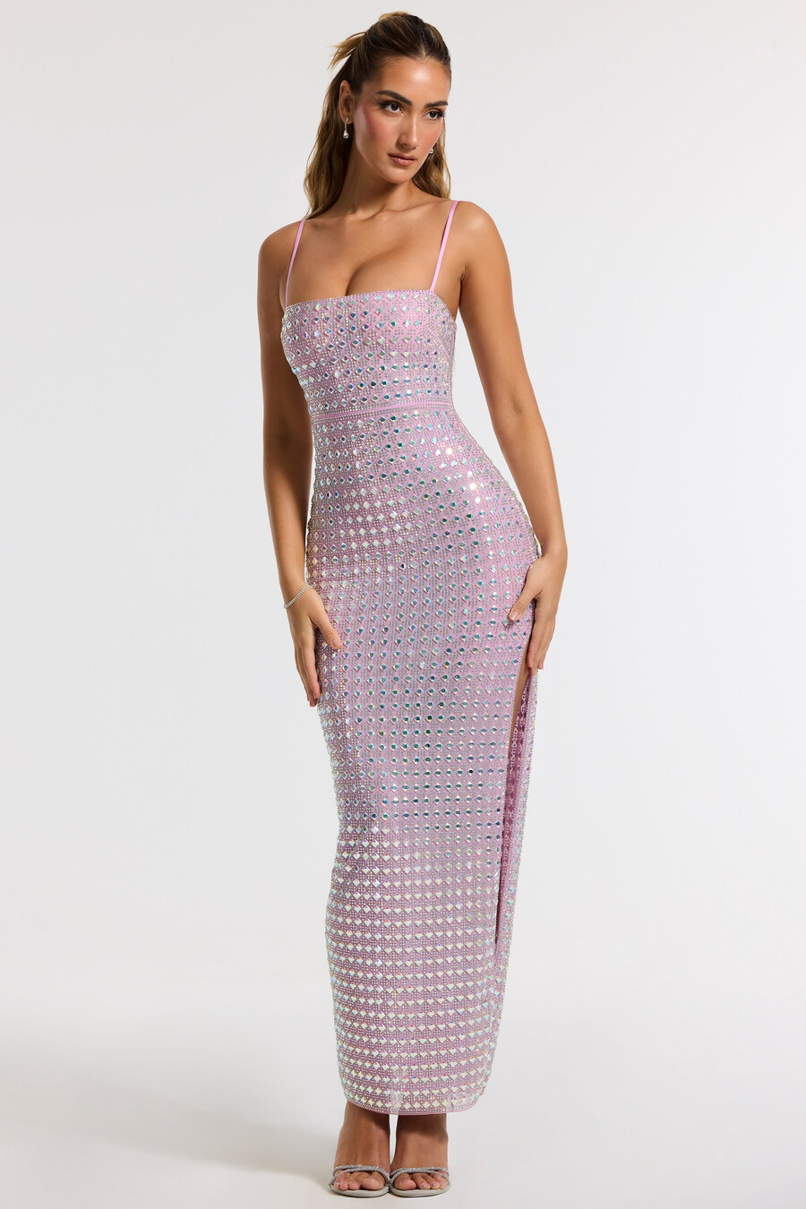 vestido de noite lilás com decote quadrado bordado.