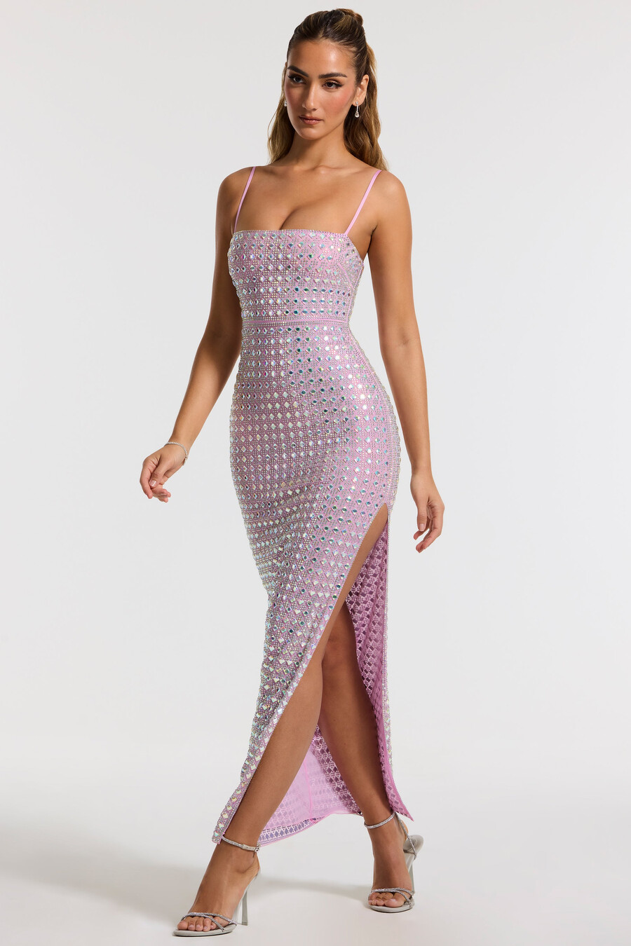 vestido de noite lilás com decote quadrado bordado.