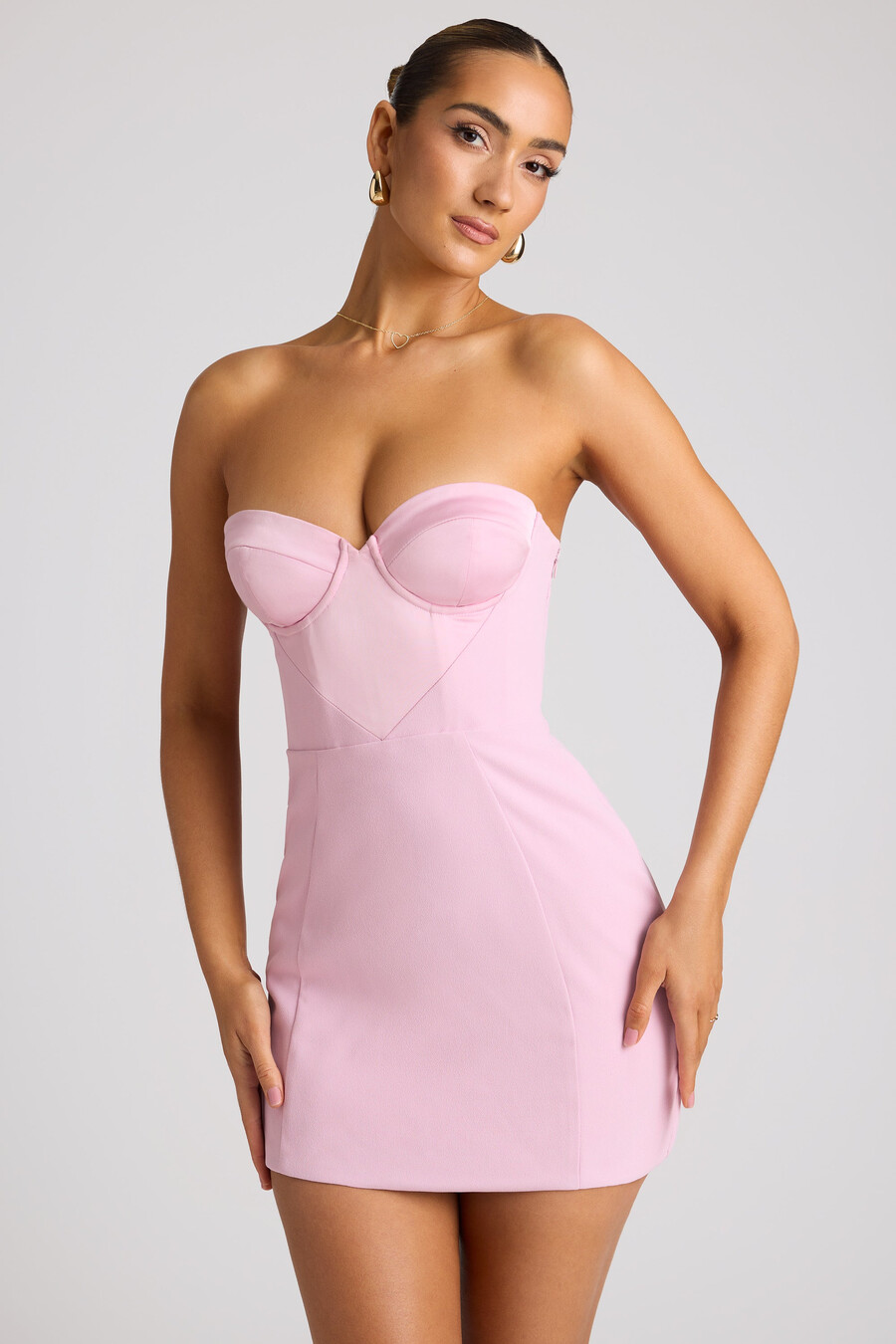 vestido curto tomara que caia em corte a na cor rosa claro