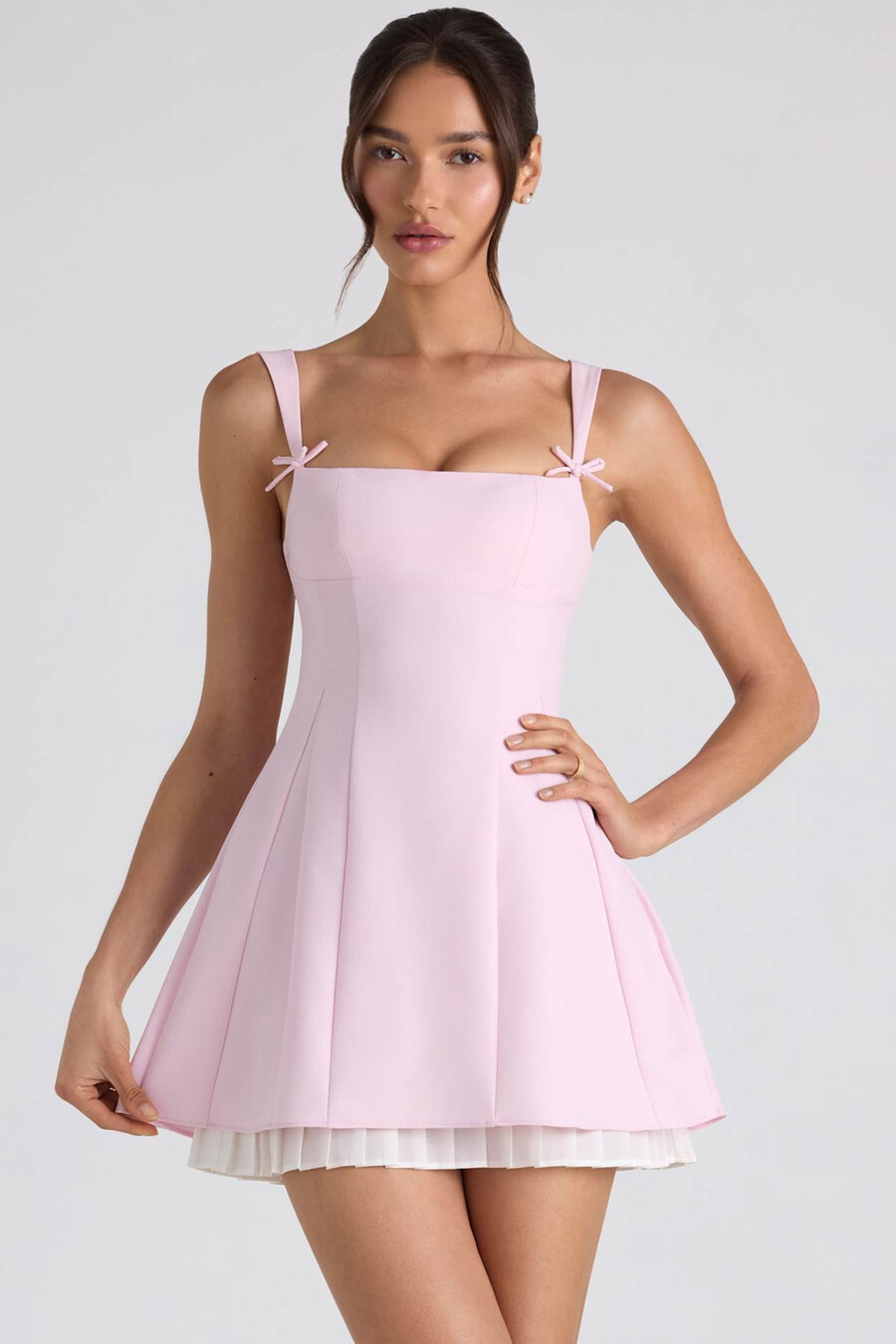 vestido curto evasê plissado com detalhe de laço em rosa claro