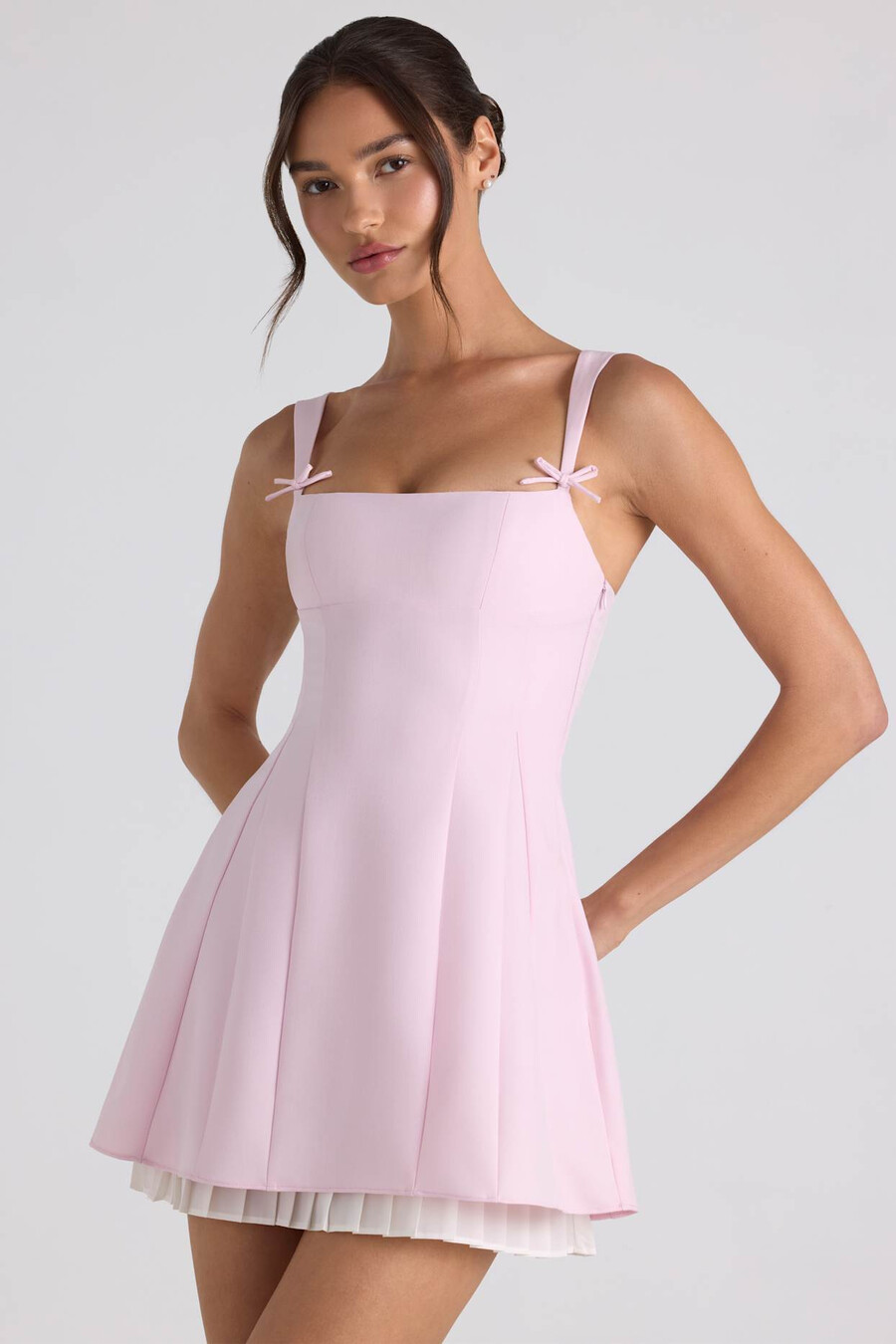 vestido curto evasê plissado com detalhe de laço em rosa claro