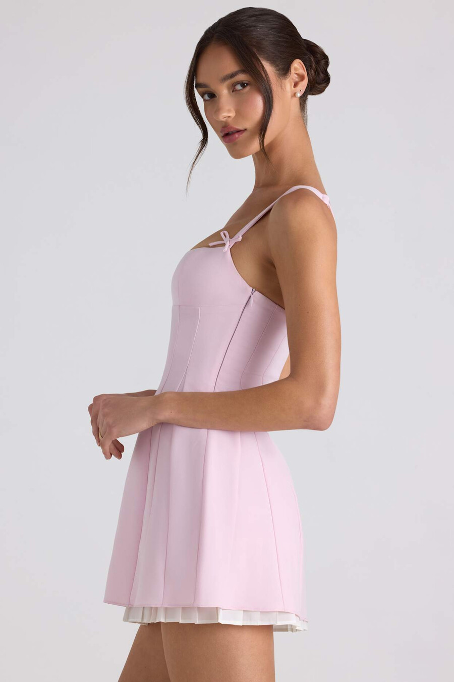 vestido curto evasê plissado com detalhe de laço em rosa claro