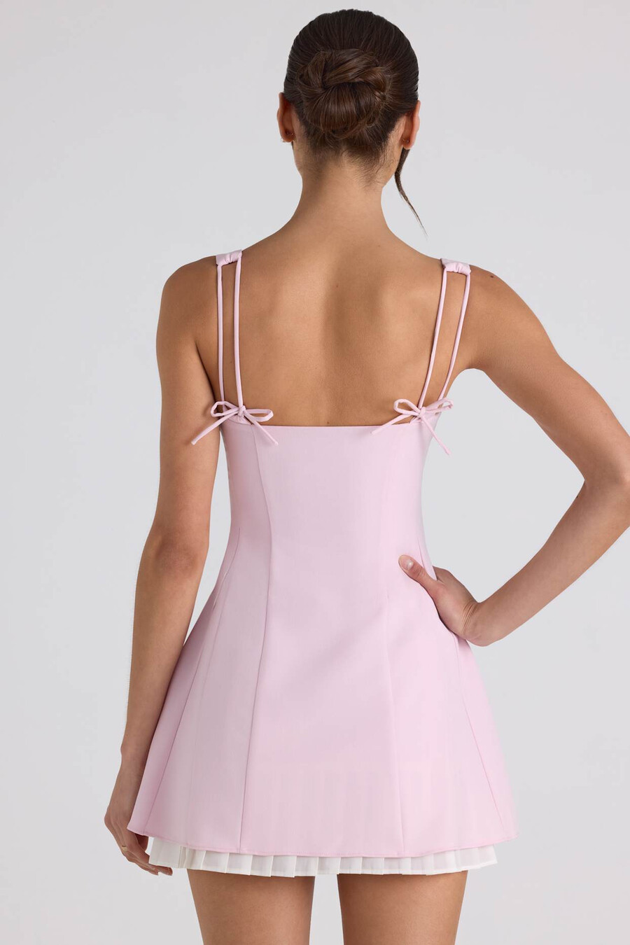 vestido curto evasê plissado com detalhe de laço em rosa claro