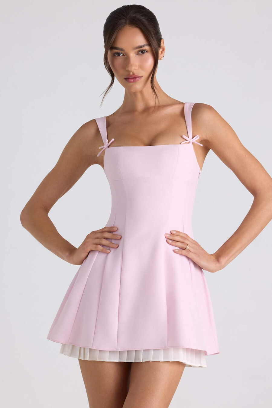 vestido curto evasê plissado com detalhe de laço em rosa claro
