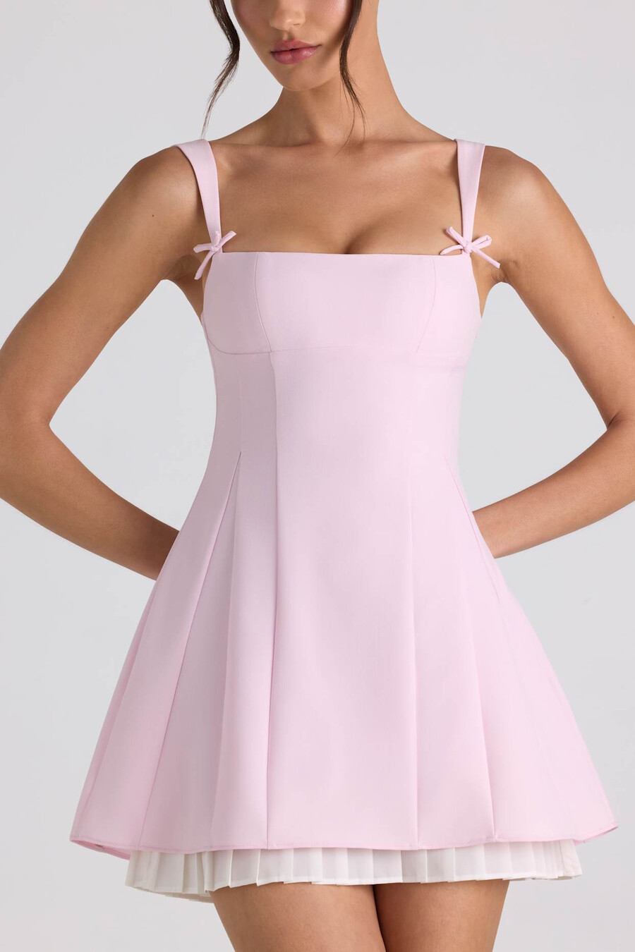 vestido curto evasê plissado com detalhe de laço em rosa claro