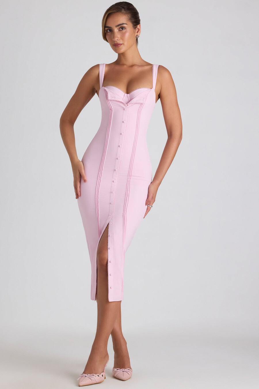 vestido midi com detalhe de botões em rosa claro