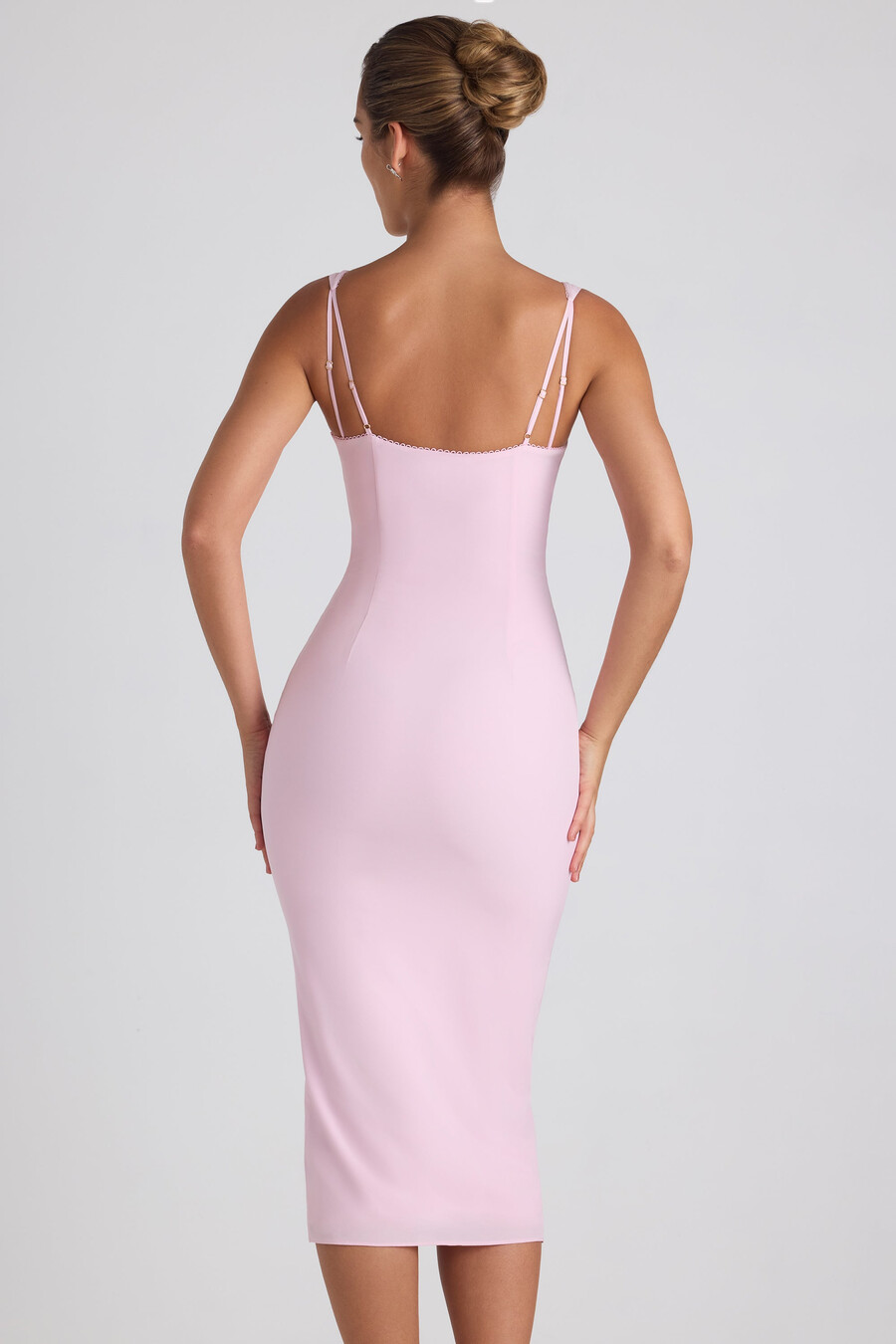 vestido midi com detalhe de botões em rosa claro