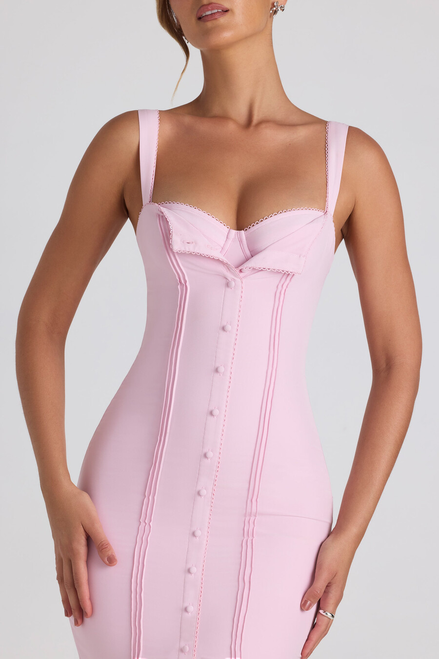vestido midi com detalhe de botões em rosa claro