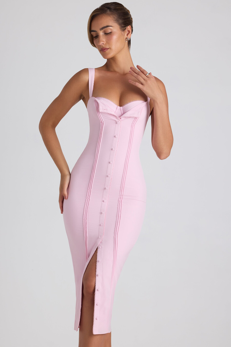 vestido midi com detalhe de botões em rosa claro