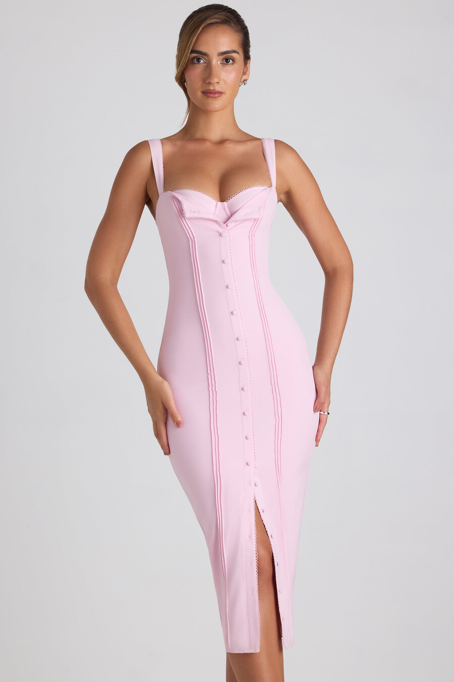 vestido midi com detalhe de botões em rosa claro