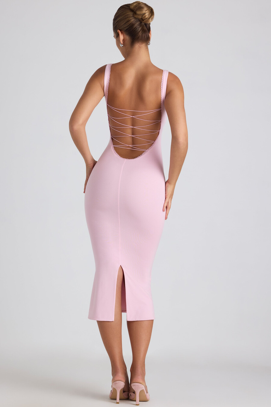 vestido midi em modal com detalhes em renda rosa claro.