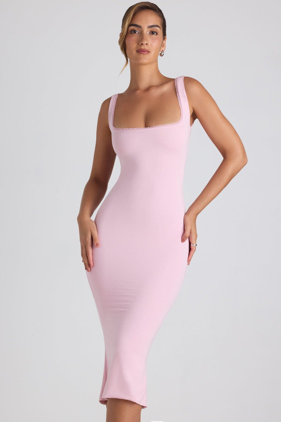 vestido midi em modal com detalhes em renda rosa claro.