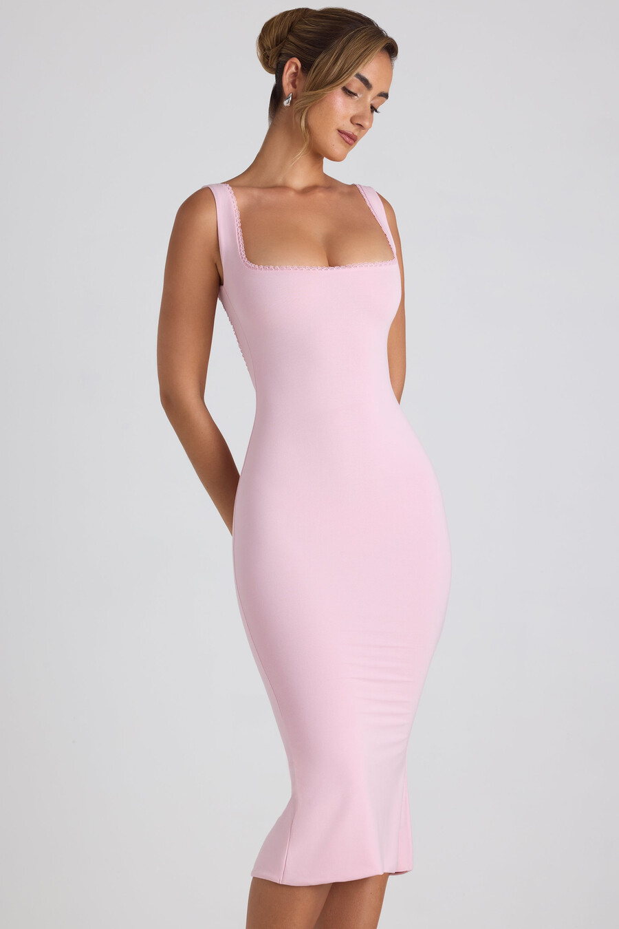 vestido midi em modal com detalhes em renda rosa claro.