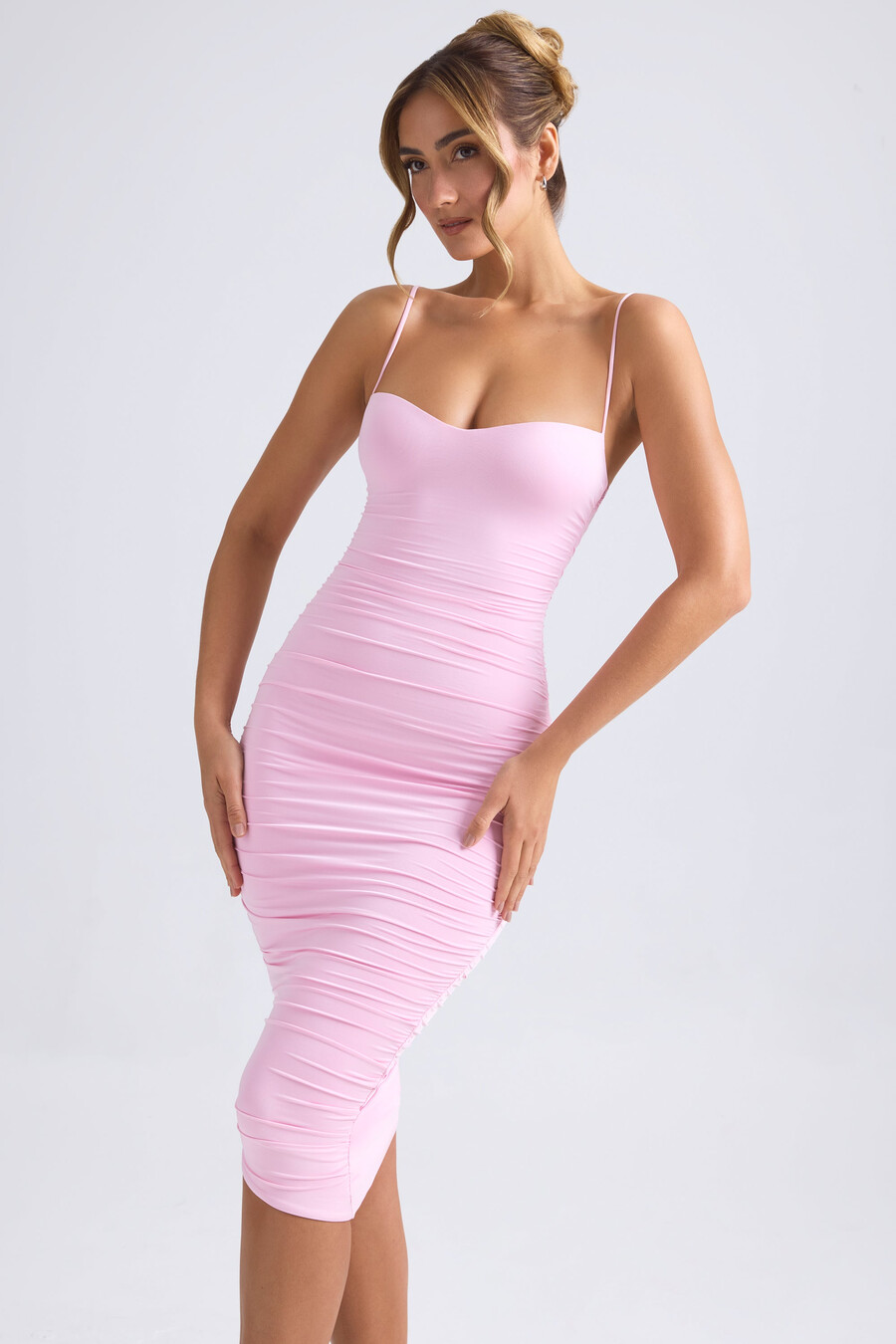 vestido midi assimétrico franzido em rosa claro