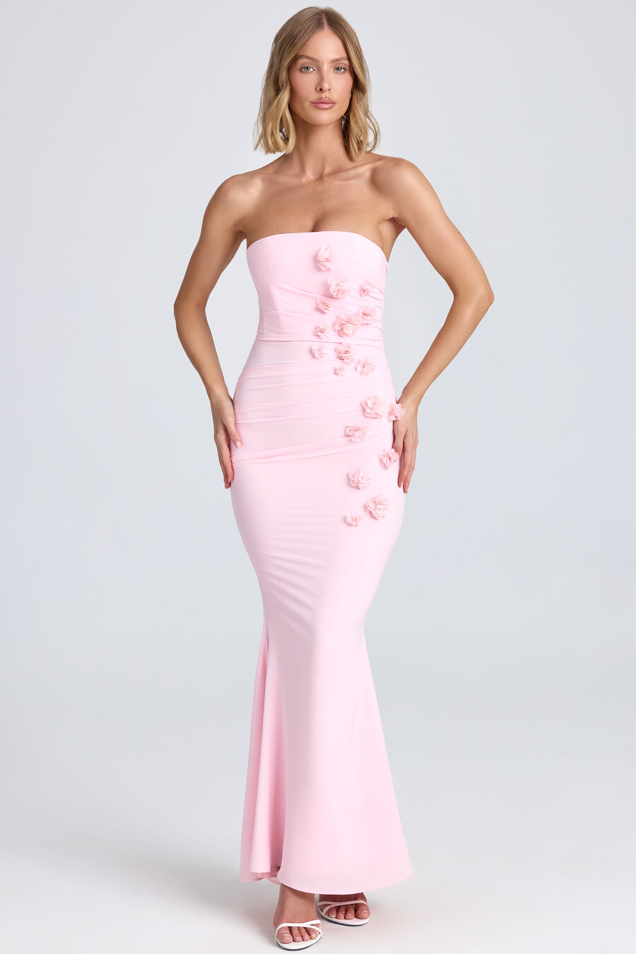 vestido longo drapeado com apliques florais na cor rosa claro.