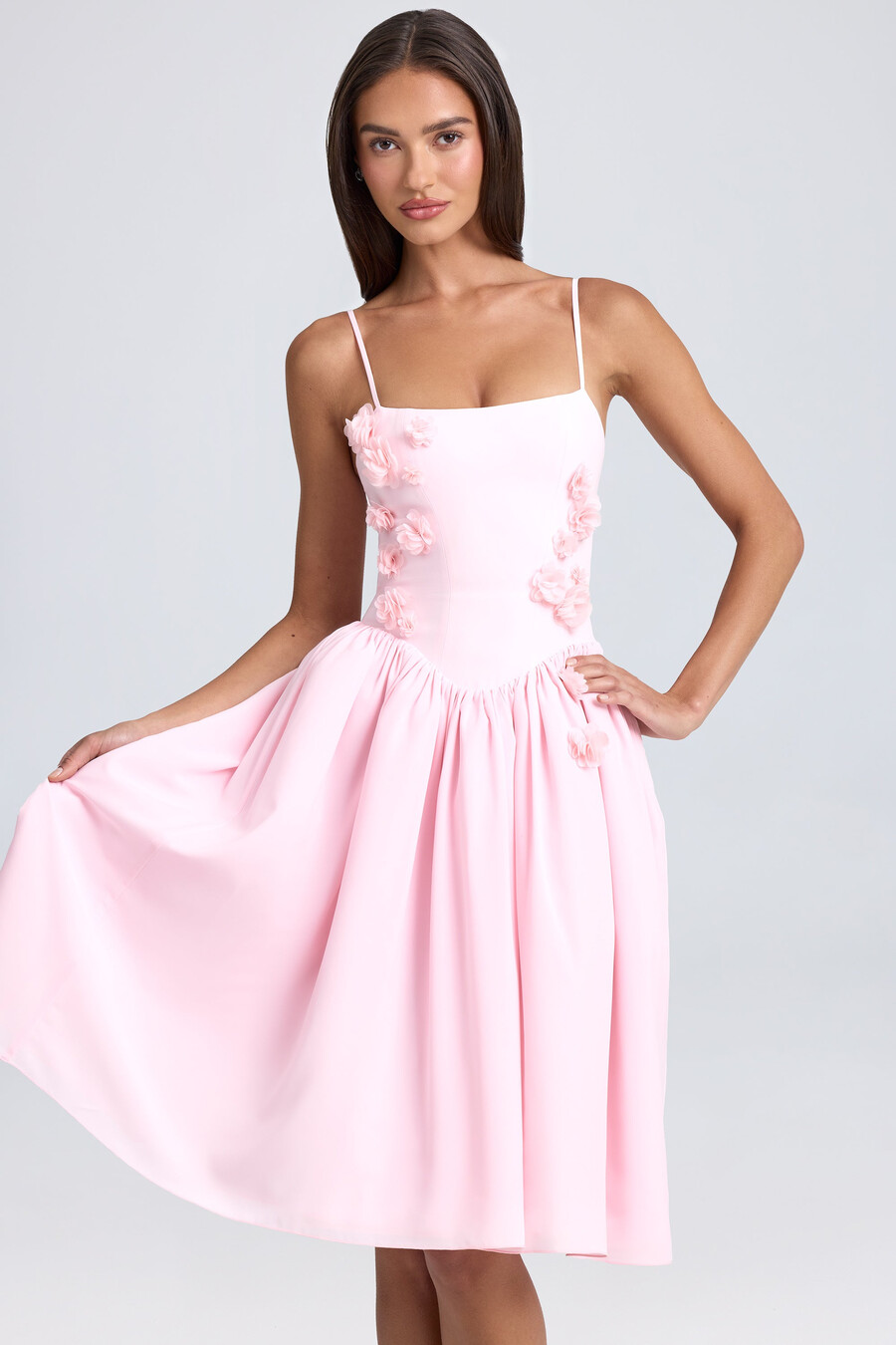 vestido midi com apliques florais na cor rosa claro.