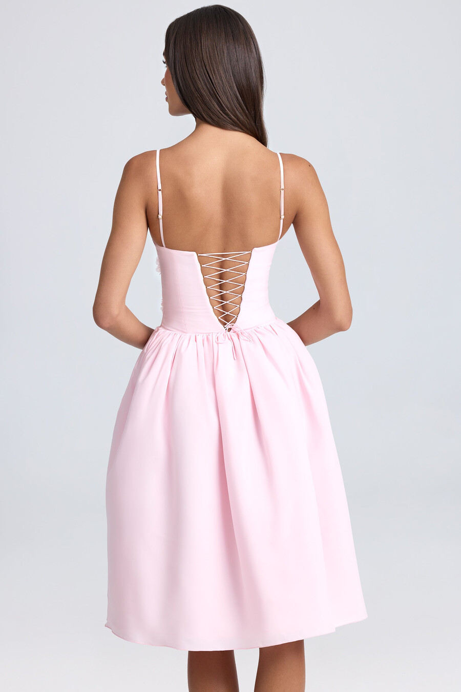 vestido midi com apliques florais na cor rosa claro.