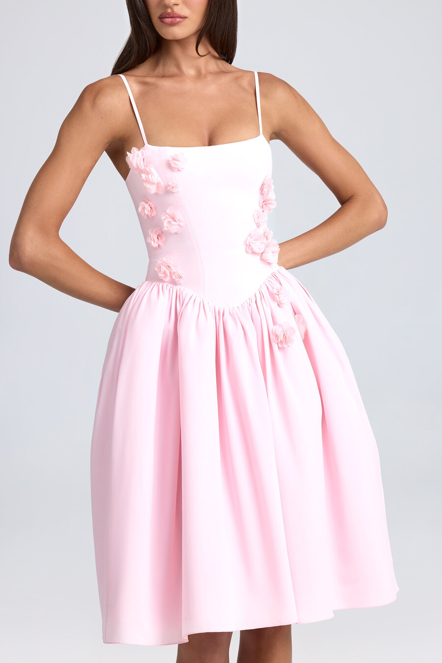 vestido midi com apliques florais na cor rosa claro.