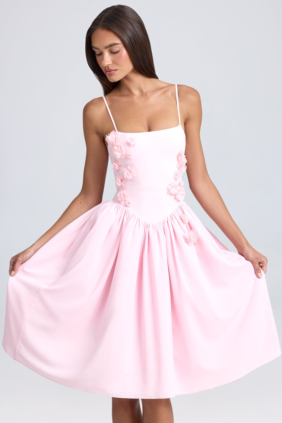 vestido midi com apliques florais na cor rosa claro.