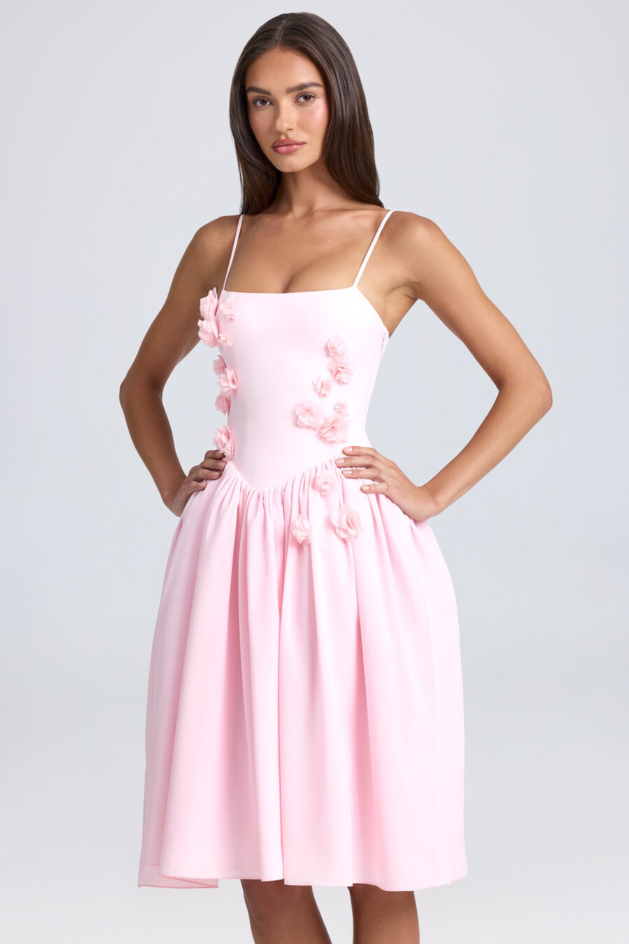 vestido midi com apliques florais na cor rosa claro.