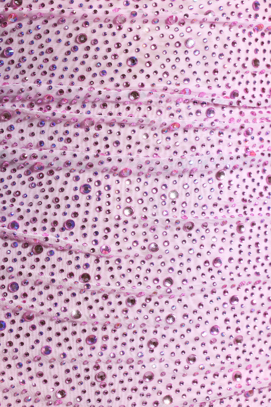 vestido curto com decote drapeado e aplicações na cor rosa peônia.